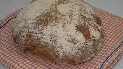 Kváskový chléb se semínky a syrovátkou, po upečení