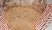 Kváskový chléb se semínky a syrovátkou, na řezu