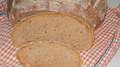 Kváskový chléb se semínky a syrovátkou, na řezu