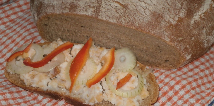 Kváskový chléb se semínky a syrovátkou (se sádlem a škvarkami)