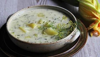 Letní cuketová polévka s koprem a houbovými škvarečky