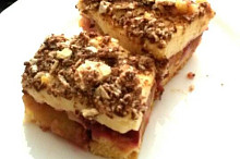 Slivkovo-broskyňová kombinácia posypaná rozdrvenými Wannerkami :) 