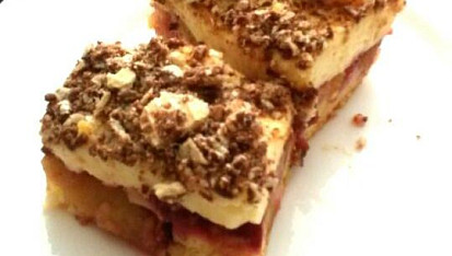 Obrácený švestkový koláč s krémem, Slivkovo-broskyňová kombinácia posypaná rozdrvenými Wannerkami :) 