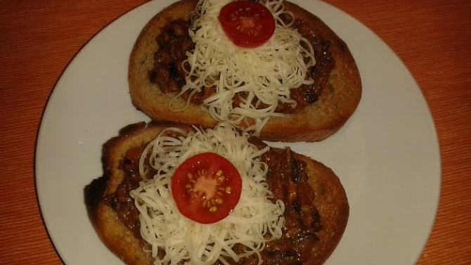 Pečená toustová pomazánka z cukety
