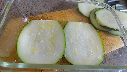 Prokládaná cuketa se sýrem a Schwarwaldskou šunkou, Misku vymažeme olivovým olejem a začneme cuketou..