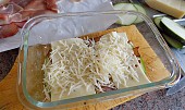 Prokládaná cuketa se sýrem a Schwarwaldskou šunkou, pokládáme plátky sýra a postrouháme sýrem Gran Moravia, nebo Parmazán