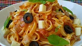 Těstoviny s rajčaty a mozzarellou