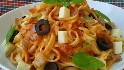Těstoviny s rajčaty a mozzarellou