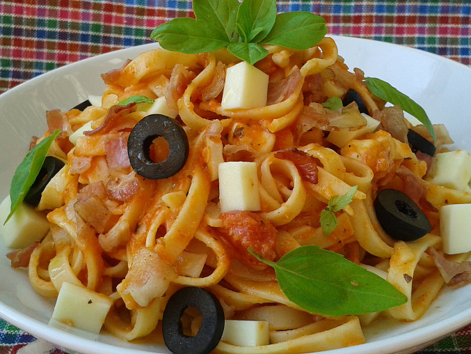 Těstoviny s rajčaty a mozzarellou