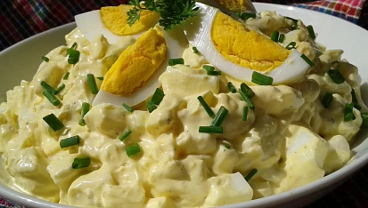 Vajíčkový salát s hermelínem a jablkem