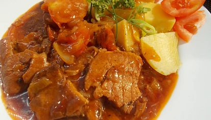 Vepřové kotlety bez kosti na paprikách a rajčatech