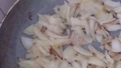 Vepřové kotletky s česnekem, čerstvou majoránkou a cibulkou