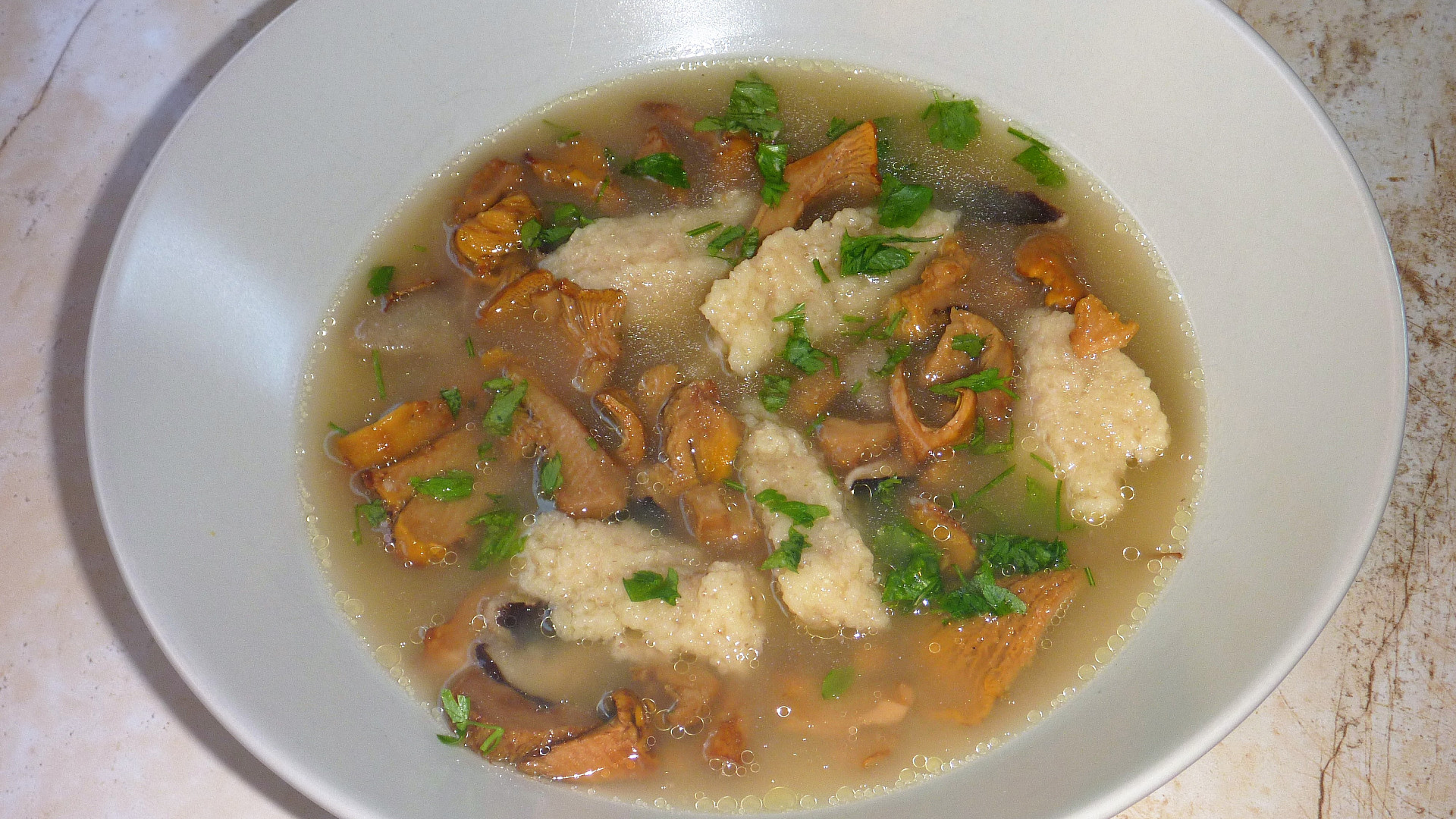 Houbová polévka jednoduchá a chutná