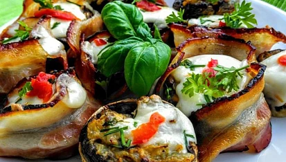 Žampiony ve slanině, zapečené s mozzarellou, Plněné žampiony