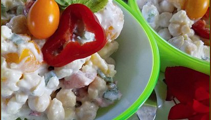 Bramborový salát s cizrnou, rajčaty a řapíkatým celerem