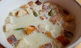 Chřestová polévka s krutonky a muškátovým oříškem
