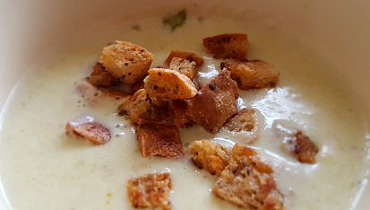 Chřestová polévka s krutonky a muškátovým oříškem