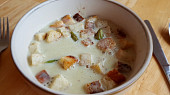 Chřestová polévka s krutonky a muškátovým oříškem
