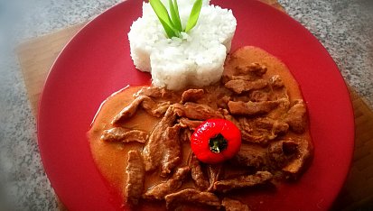Ohnivé horké nudličky - Fiery hot noodles, Čo povedať  k tomuto jedlu ?, "Fiery hot noodles " -  Ohnivé horúce rezance, vlastný recept. Dlho som sa snažil vymyslieť extra pálivu a pritom veľmi jemnú chuť mäsa . Myslím že vý