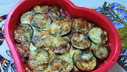 Grilovaná cuketa zapečená s rajčaty a mozzarellou
