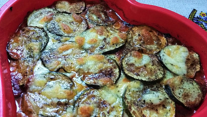 Grilovaná cuketa zapečená s rajčaty a mozzarellou