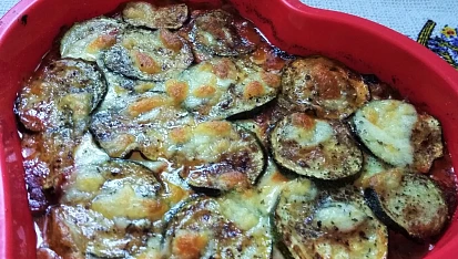 Grilovaná cuketa zapečená s rajčaty a mozzarellou