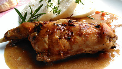 Králičí stehna na kořenové zelenině s citronovým rozmarýnem