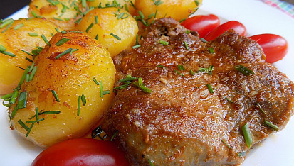 Křenová krkovička pečená s brambory
