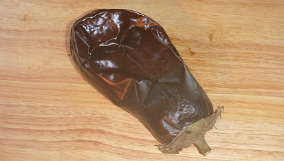 Lilková pomazánka s majonézou, upečený baklažán