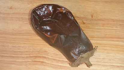 Lilková pomazánka s majonézou, upečený baklažán
