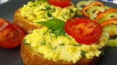 Míchaná vejce s cuketou a mozzarellou