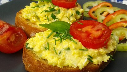 Míchaná vejce s cuketou a mozzarellou