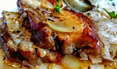 Pečený bůček na uzené paprice, cibuli a česneku