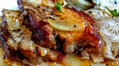 Pečený bůček na uzené paprice, cibuli a česneku