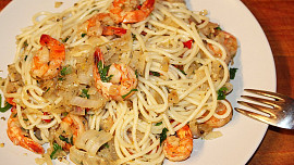 Peprné krevety objímané špagetami