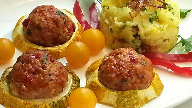 Pikantní sekané kouličky v cuketové jamce, Pikantní sekané kouličky v cuketové jamce