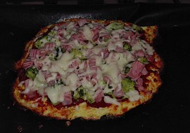 Pizza na cuketovém těstě bez mouky (cuketova pizza)