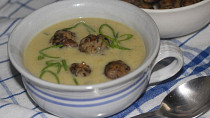 Pórková polévka s houbovými knedlíčky