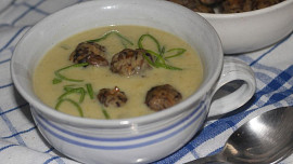 Pórková polévka s houbovými knedlíčky