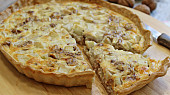 Slaný hruškový koláč s gorgonzolou a ořechy