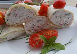 Surimi salát  s rajčaty a kapary v tortilách