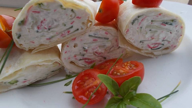 Surimi salát  s rajčaty a kapary v tortilách