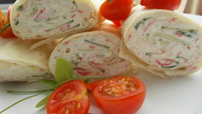 Surimi salát  s rajčaty a kapary v tortilách