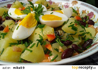 Teplý bramborový salát s fazolemi a vejci