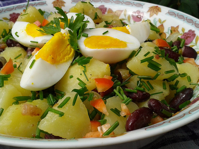 Teplý bramborový salát s fazolemi a vejci