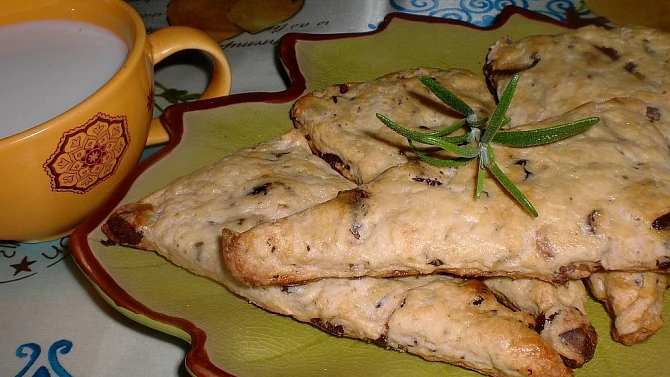 Trojúhelníky s brusinkami, čokoládou a ořechy