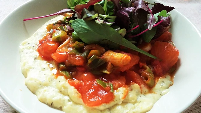 Vaječná polenta s rajčaty po provensálsku