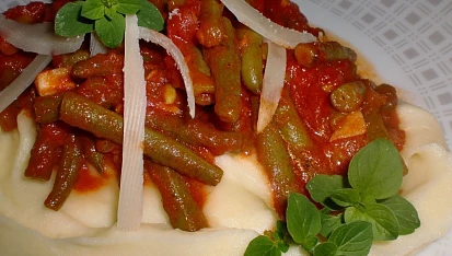 Zelené fazolky na rajčatech a česneku