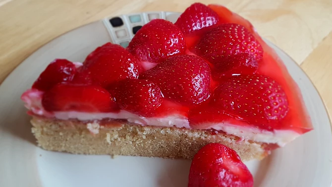 Bezlepkový piškotový koláč s pudinkem, jahodami a želatinou