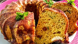Cuketová bábovka s chia semínkem s čokoládovou polevou se zakysankou